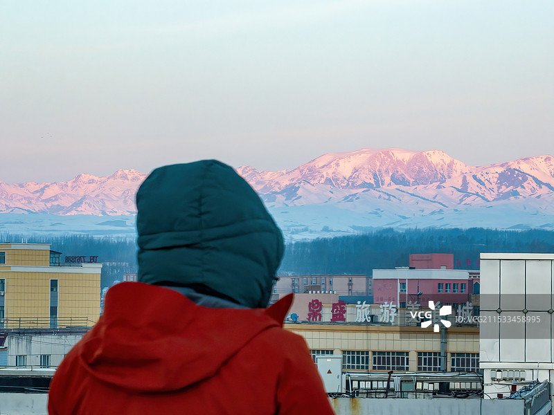 新疆北疆伊犁冬季特克斯雪山航拍图片素材