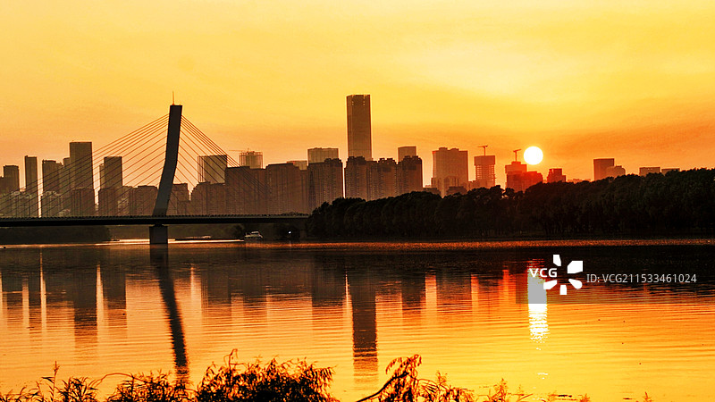 夕阳下的沈阳浑河图片素材