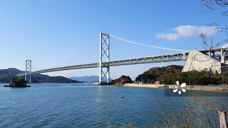 日本广岛县尾道市，岛波海道因岛段，从向岛眺望因岛大桥和濑户内海图片素材