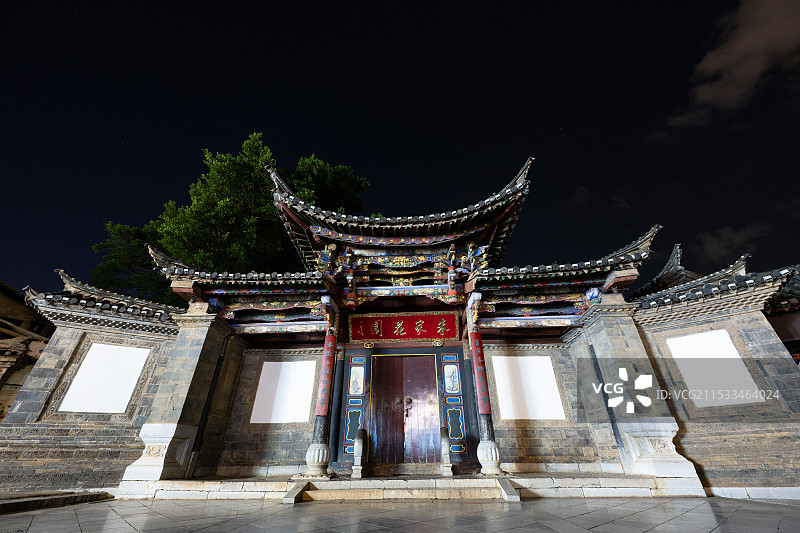 夜色下的建水朱家花园图片素材