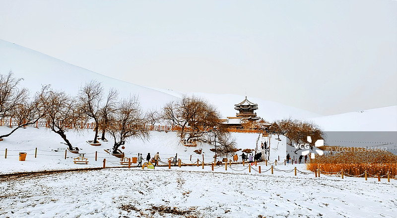 白雪世界中的鸣沙山月牙泉图片素材
