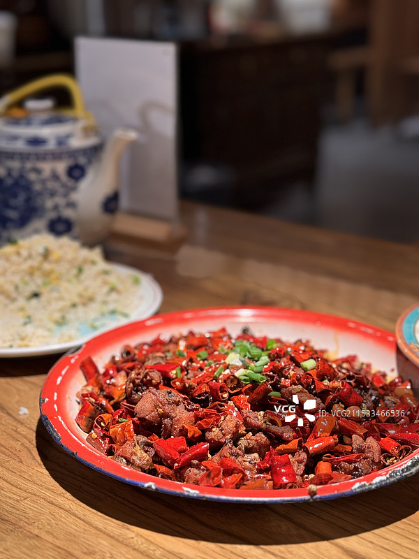 桌上盘子里食物的特写镜头图片素材