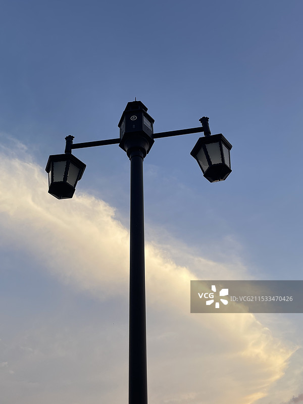 街灯与天空的低角度视图图片素材