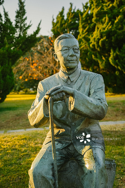 老舍 作家 青岛文化名人雕塑园雕塑（青岛百花苑）图片素材