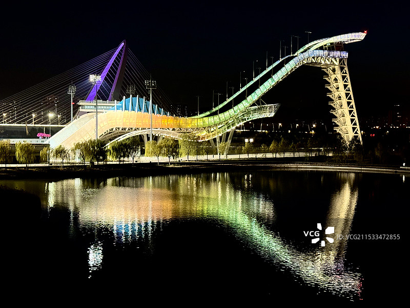 夜色下的水晶鞋（首钢园滑雪大跳台）图片素材