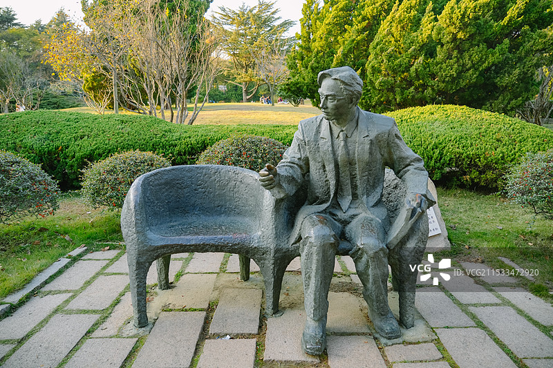 华岗 原山东大学校长 青岛文化名人雕塑园雕塑（青岛百花苑）图片素材
