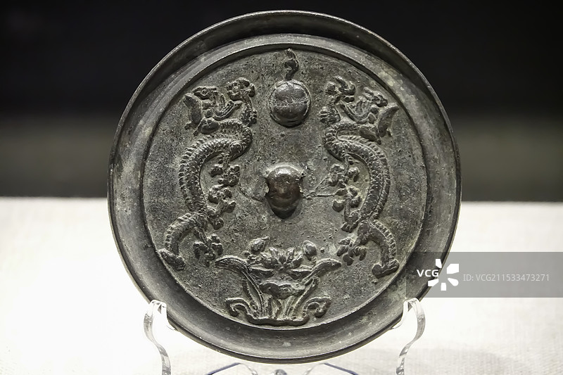 武山县博物馆馆藏明代二龙戏珠纹铜镜图片素材