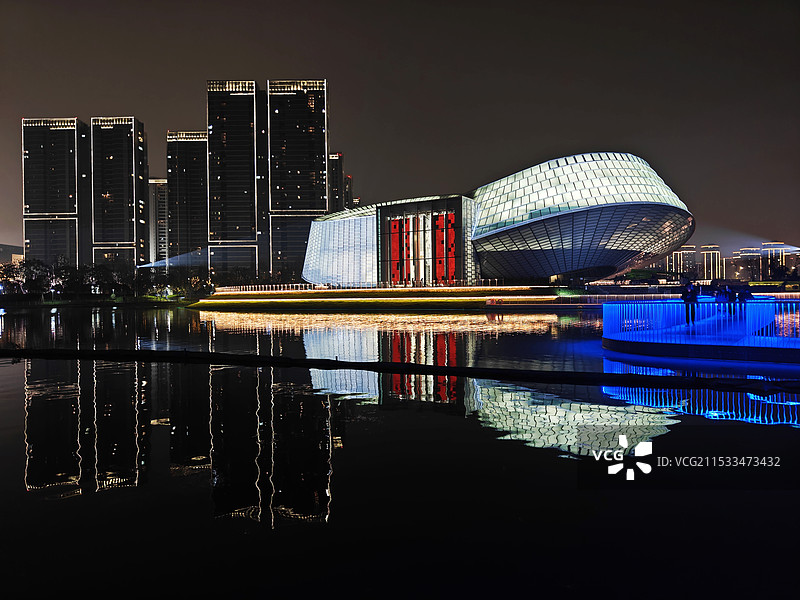 黑色背景下的杭州玉湖公园图片素材