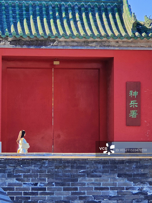 站在神乐署前的女主图片素材