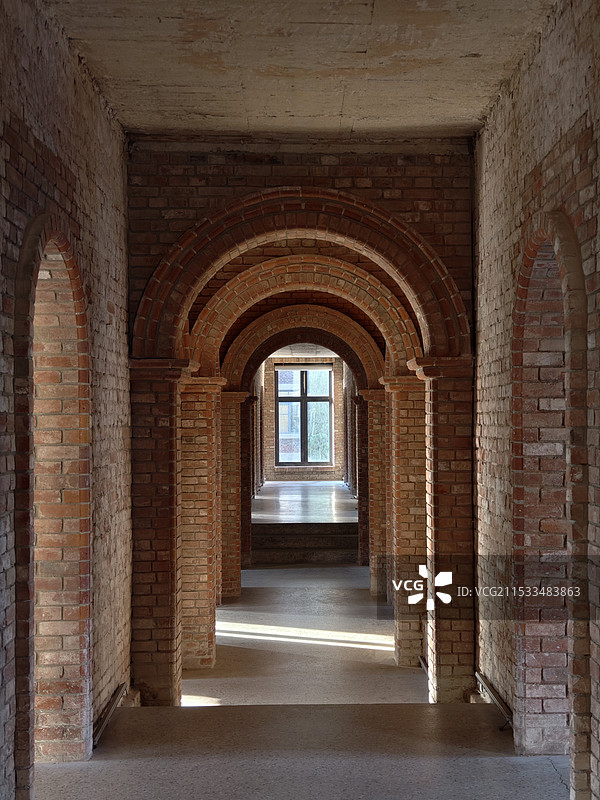 旧厂房红砖建筑的走廊图片素材