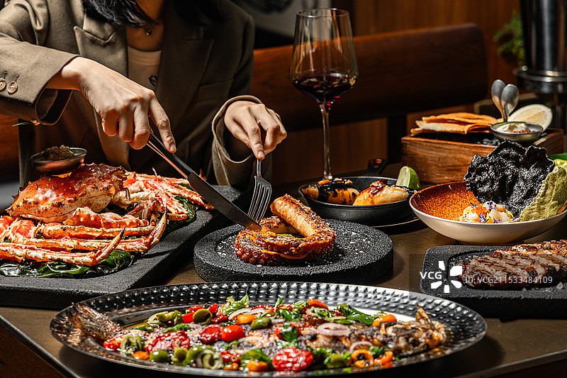 地中海风味西餐料理约会仪式感高端料理米其林炭火烧烤牛排帝王蟹图片素材