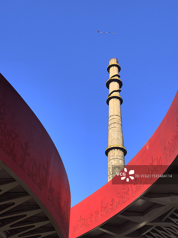 晴朗蓝天下的建筑低角度视图图片素材