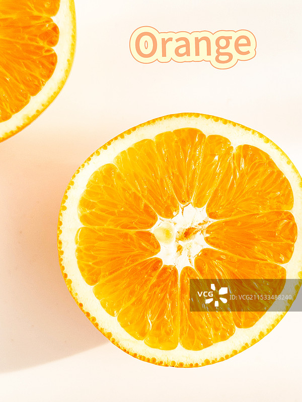 白色背景下橙色片的特写镜头图片素材