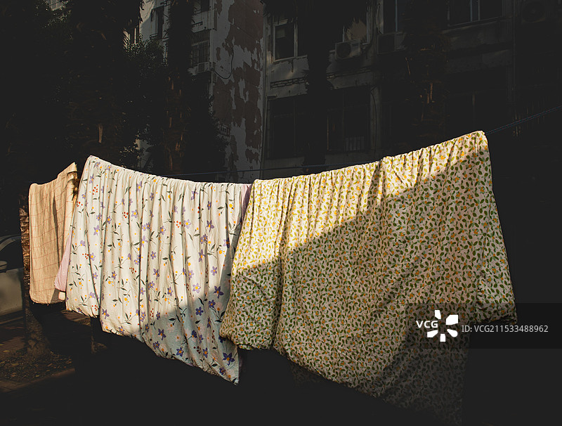 挂在晾衣绳上的被子特写镜头图片素材