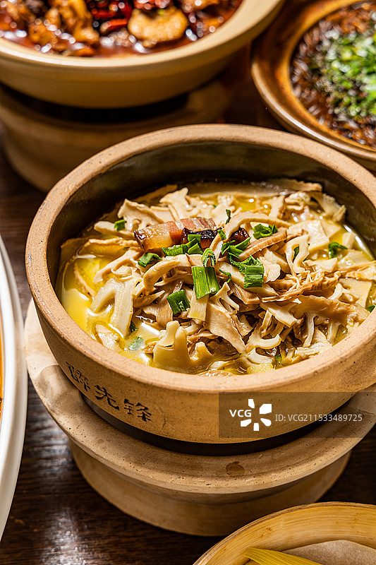 土钵脆笋腊肉土钵芋儿鸡腊肉鸡煲笋干芋儿鸡砂锅鸡图片素材