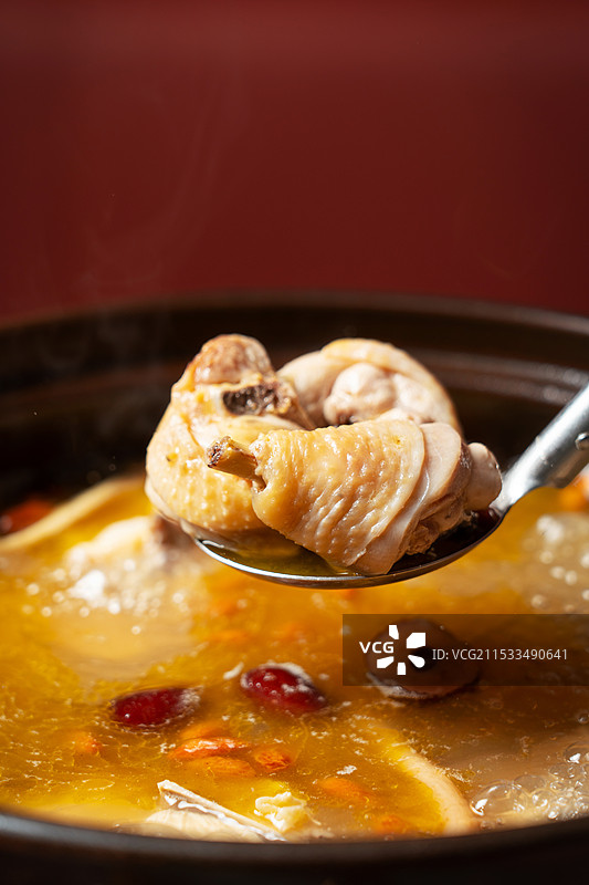 广式砂锅煲花雕鸡煲花雕鸡老母鸡鸡肉醉鸡煲图片素材