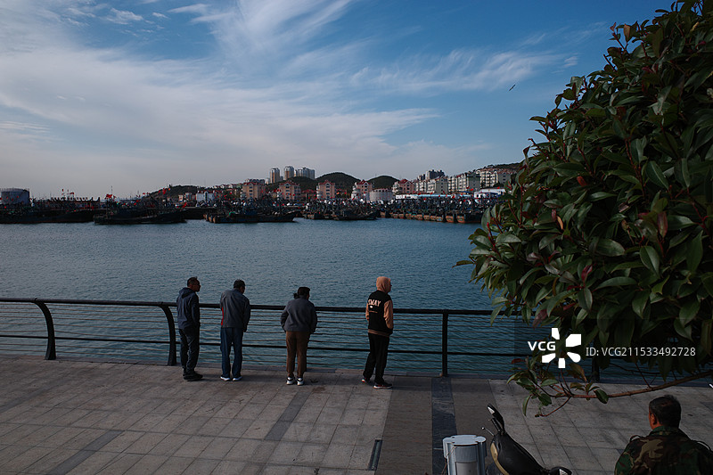 人们在海边的码头上行走图片素材