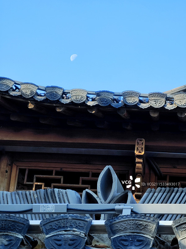 《蓝天下传统建筑的低视角》图片素材