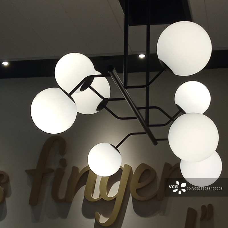 悬挂在天花板上的照明灯泡的低角度视图图片素材