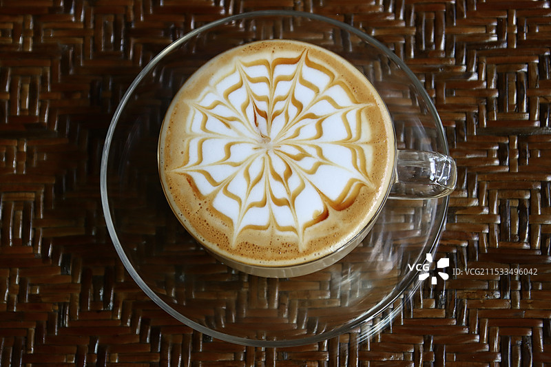 桌上焦糖玛奇朵的正上方图片素材