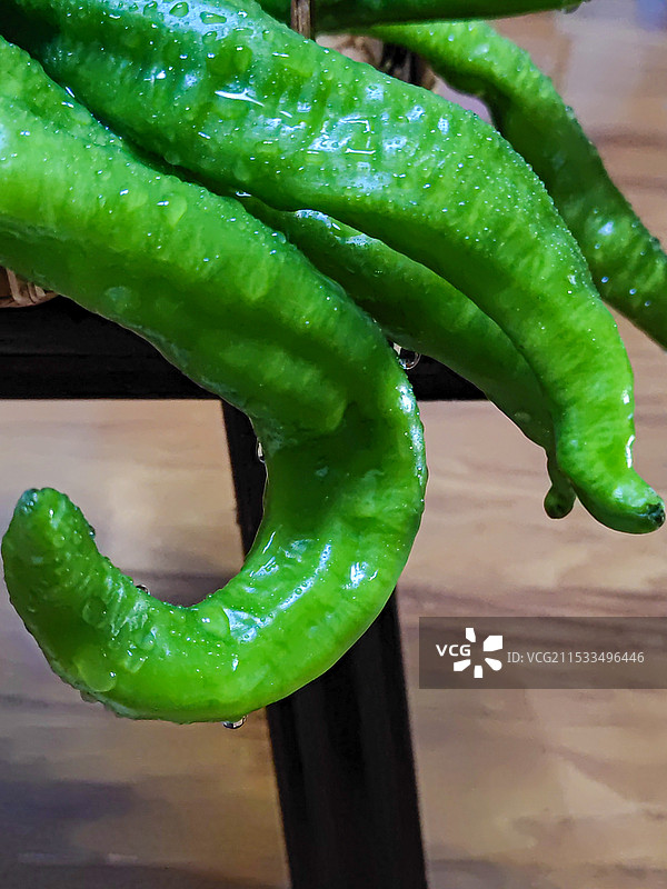 桌子上的辣椒特写镜头图片素材