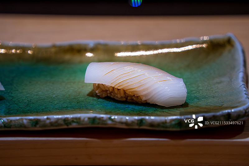 桌上盘子里的寿司特写镜头图片素材