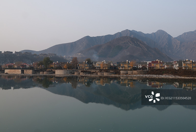 湖面倒影一排小房子图片素材