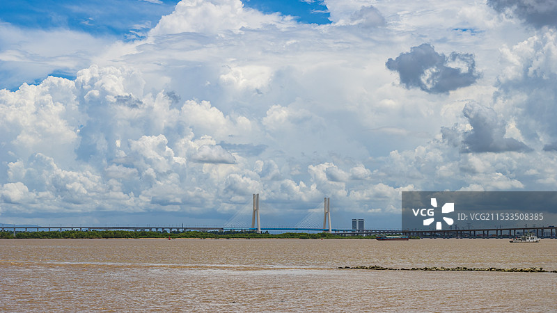 汛期珠江、多云天空下的吊桥、洪水图片素材