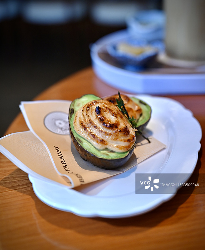 桌上盘子里食物的特写镜头图片素材
