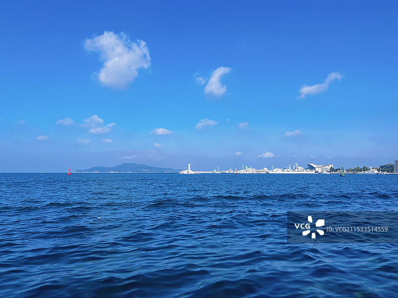 蓝天白云下的游艇图片素材