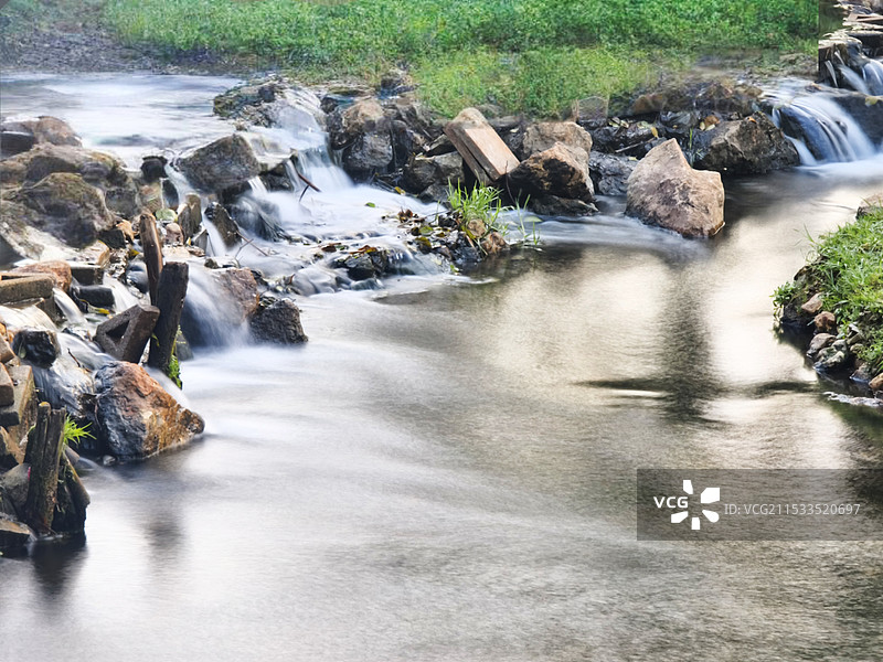 小河流水图片素材