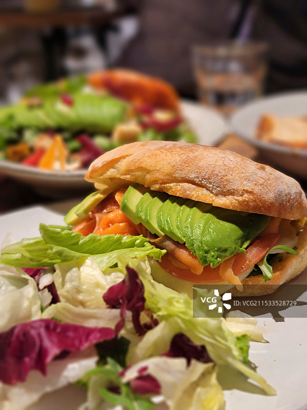 烟熏三文鱼恰巴塔图片素材