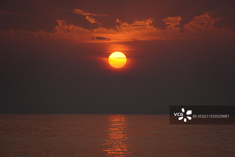 橘色天空下的海景图片素材