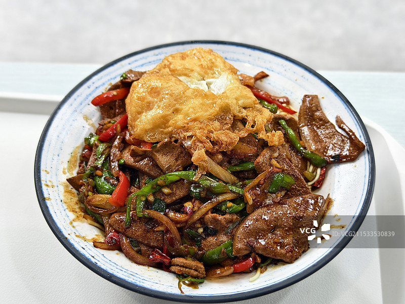 餐桌上碗中猪肝炒面的高角度视图图片素材