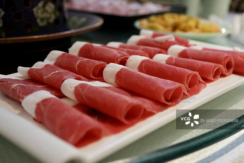桌上盘子里的肉的特写镜头图片素材