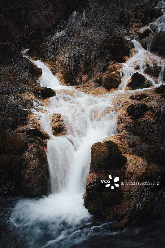 瀑布低角度视图图片素材