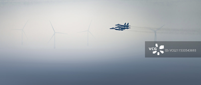 歼-15编队穿过迷雾风车群图片素材