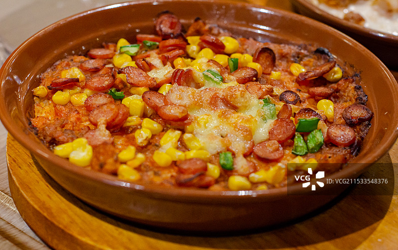 烤盘上的腊肠披萨图片素材