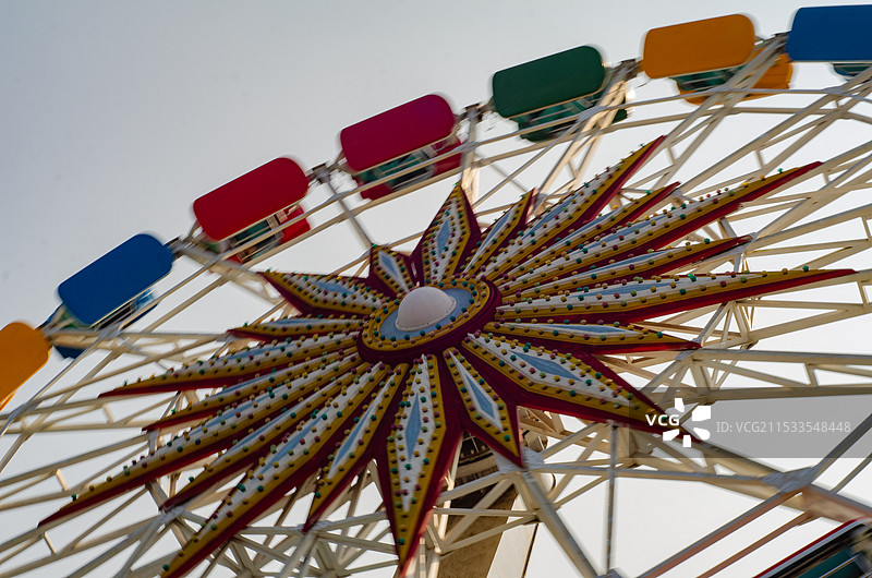 青岛方特游乐场的勇敢者转盘图片素材