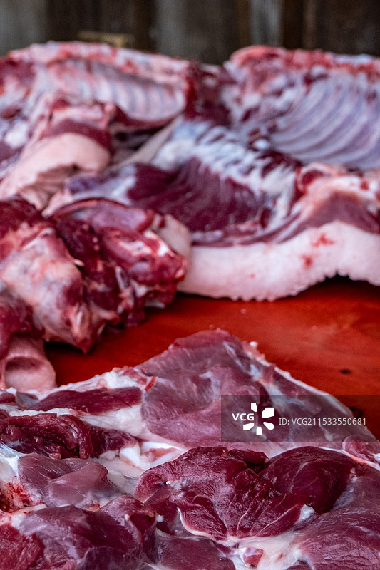 四川省绵阳市北川县农户现场宰杀的猪肉图片素材