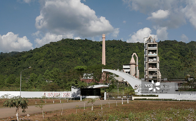 万象维扬水泥厂的正面视图。图片素材