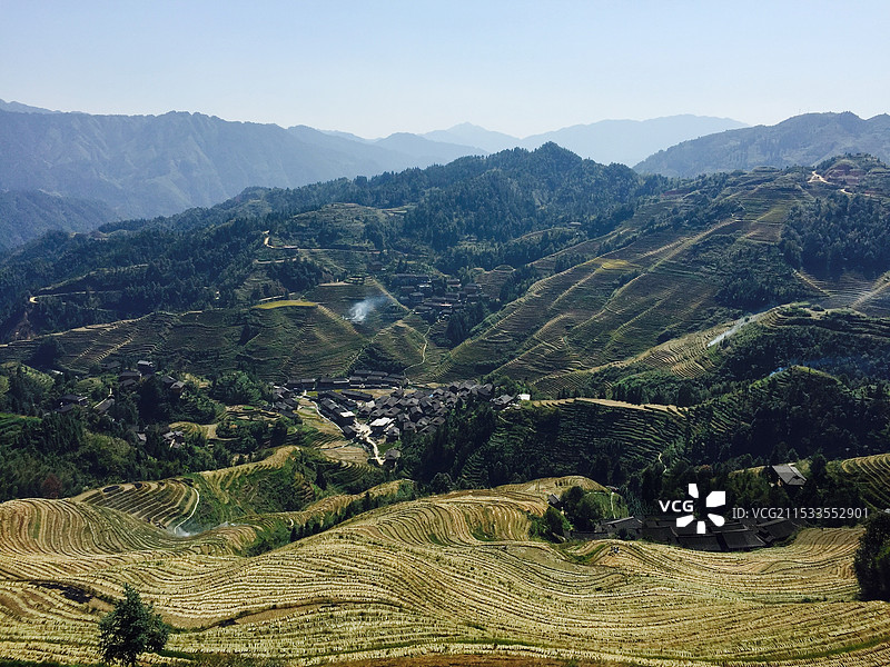 广西龙脊梯田苗寨炊烟图片素材