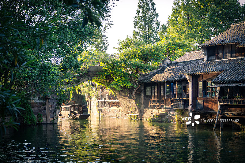 江南水乡摇橹船图片素材