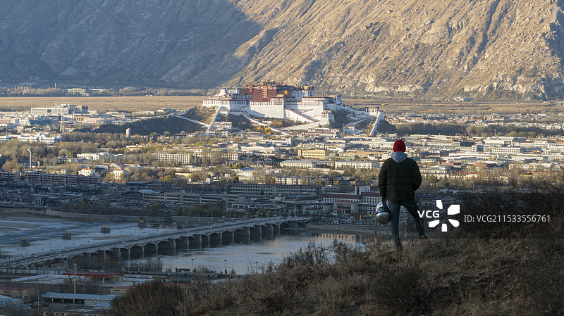 山顶远眺布达拉宫图片素材