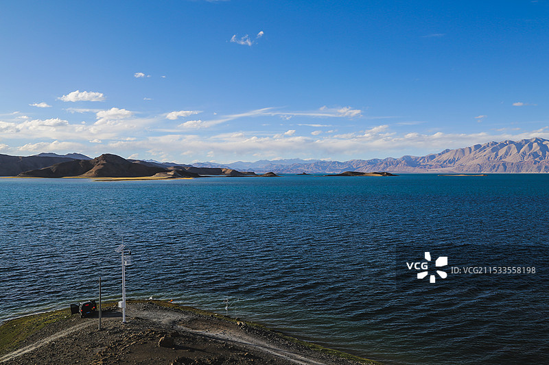 蓝天下的阿里班公湖图片素材