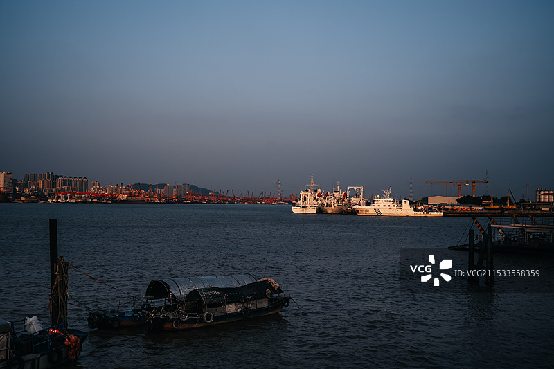 港口码头蓝调图片素材