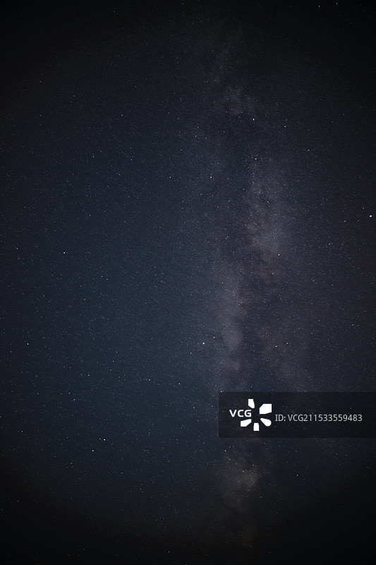 夜空中星星的低角度观察图片素材