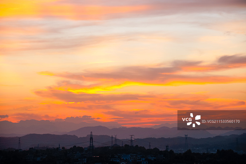 日落余晖下的山峦剪影图片素材