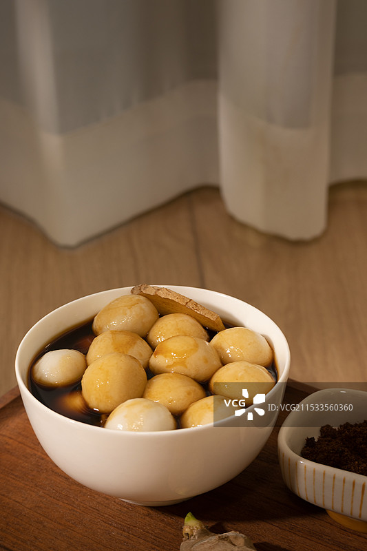 桌上碗里甜食的特写镜头俯拍汤圆汤丸图片素材