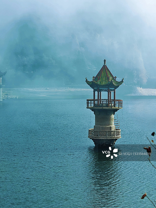 晨雾中的如琴湖图片素材